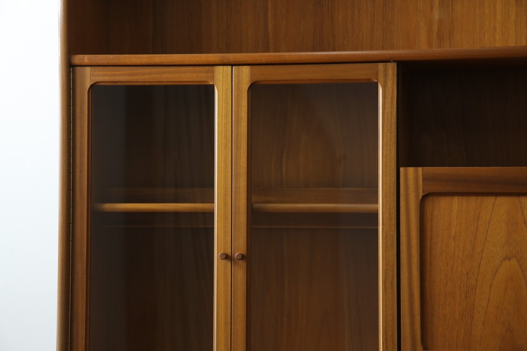 イギリスヴィンテージ　nathan(ネイサン)社　チーク材　壁面収納でお部屋スッキリ!!クラシカルな佇まいが魅力のキャビネット　(R-063828)