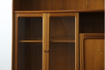 イギリスヴィンテージ　nathan(ネイサン)社　チーク材　壁面収納でお部屋スッキリ!!クラシカルな佇まいが魅力のキャビネット　(R-063828)