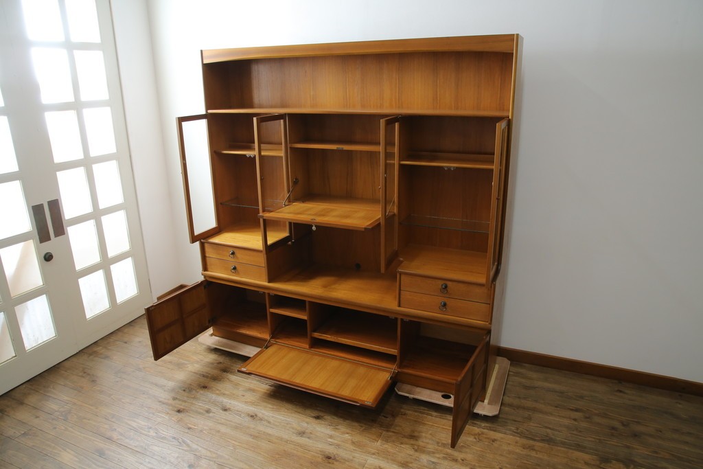 イギリスヴィンテージ　nathan(ネイサン)社　チーク材　壁面収納でお部屋スッキリ!!クラシカルな佇まいが魅力のキャビネット　(R-063828)