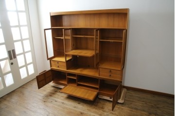 イギリスヴィンテージ　nathan(ネイサン)社　チーク材　壁面収納でお部屋スッキリ!!クラシカルな佇まいが魅力のキャビネット　(R-063828)