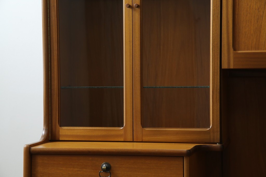 イギリスヴィンテージ　nathan(ネイサン)社　チーク材　壁面収納でお部屋スッキリ!!クラシカルな佇まいが魅力のキャビネット　(R-063828)