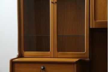 イギリスヴィンテージ　nathan(ネイサン)社　チーク材　壁面収納でお部屋スッキリ!!クラシカルな佇まいが魅力のキャビネット　(R-063828)