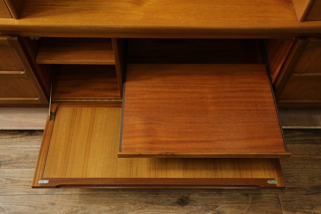 イギリスヴィンテージ　nathan(ネイサン)社　チーク材　壁面収納でお部屋スッキリ!!クラシカルな佇まいが魅力のキャビネット　(R-063828)