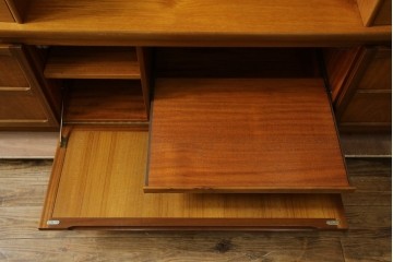 イギリスヴィンテージ　nathan(ネイサン)社　チーク材　壁面収納でお部屋スッキリ!!クラシカルな佇まいが魅力のキャビネット　(R-063828)