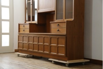 イギリスヴィンテージ　nathan(ネイサン)社　チーク材　壁面収納でお部屋スッキリ!!クラシカルな佇まいが魅力のキャビネット　(R-063828)