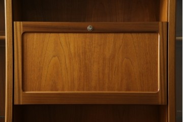 イギリスヴィンテージ　nathan(ネイサン)社　チーク材　壁面収納でお部屋スッキリ!!クラシカルな佇まいが魅力のキャビネット　(R-063828)