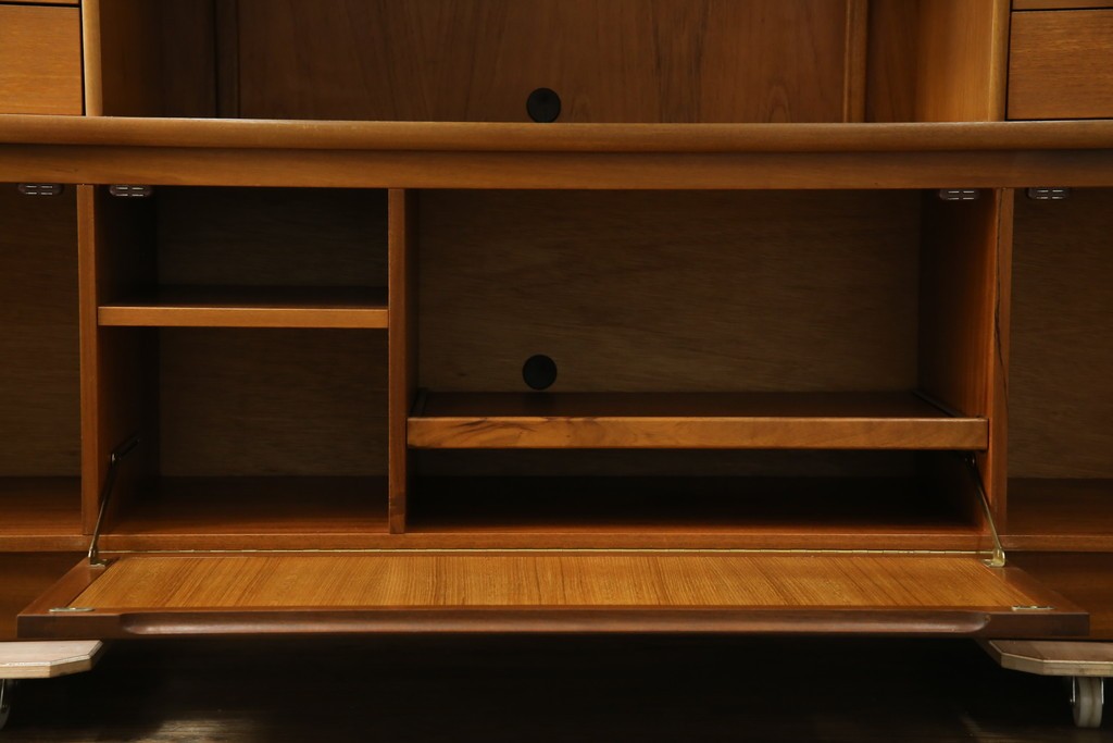 イギリスヴィンテージ　nathan(ネイサン)社　チーク材　壁面収納でお部屋スッキリ!!クラシカルな佇まいが魅力のキャビネット　(R-063828)