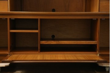 イギリスヴィンテージ　nathan(ネイサン)社　チーク材　壁面収納でお部屋スッキリ!!クラシカルな佇まいが魅力のキャビネット　(R-063828)