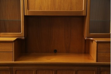 イギリスヴィンテージ　nathan(ネイサン)社　チーク材　壁面収納でお部屋スッキリ!!クラシカルな佇まいが魅力のキャビネット　(R-063828)