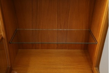 イギリスヴィンテージ　nathan(ネイサン)社　チーク材　壁面収納でお部屋スッキリ!!クラシカルな佇まいが魅力のキャビネット　(R-063828)