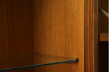 イギリスヴィンテージ　nathan(ネイサン)社　チーク材　壁面収納でお部屋スッキリ!!クラシカルな佇まいが魅力のキャビネット　(R-063828)