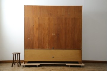 イギリスヴィンテージ　nathan(ネイサン)社　チーク材　壁面収納でお部屋スッキリ!!クラシカルな佇まいが魅力のキャビネット　(R-063828)