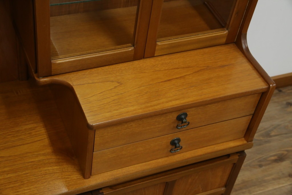 イギリスヴィンテージ　nathan(ネイサン)社　チーク材　壁面収納でお部屋スッキリ!!クラシカルな佇まいが魅力のキャビネット　(R-063828)