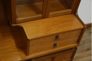 イギリスヴィンテージ　nathan(ネイサン)社　チーク材　壁面収納でお部屋スッキリ!!クラシカルな佇まいが魅力のキャビネット　(R-063828)