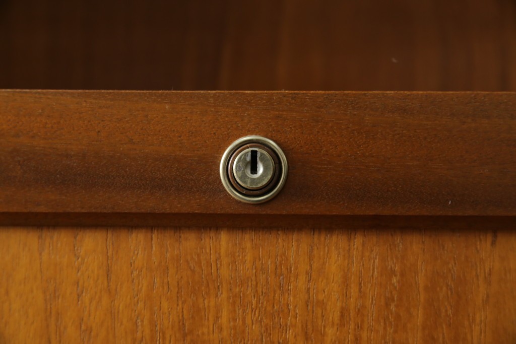 イギリスヴィンテージ　nathan(ネイサン)社　チーク材　壁面収納でお部屋スッキリ!!クラシカルな佇まいが魅力のキャビネット　(R-063828)