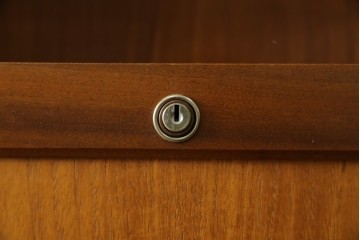 イギリスヴィンテージ　nathan(ネイサン)社　チーク材　壁面収納でお部屋スッキリ!!クラシカルな佇まいが魅力のキャビネット　(R-063828)