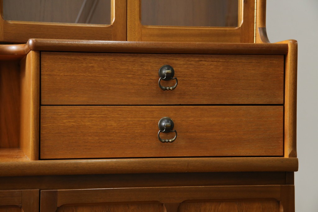 イギリスヴィンテージ　nathan(ネイサン)社　チーク材　壁面収納でお部屋スッキリ!!クラシカルな佇まいが魅力のキャビネット　(R-063828)