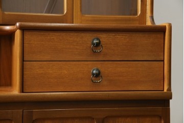 イギリスヴィンテージ　nathan(ネイサン)社　チーク材　壁面収納でお部屋スッキリ!!クラシカルな佇まいが魅力のキャビネット　(R-063828)