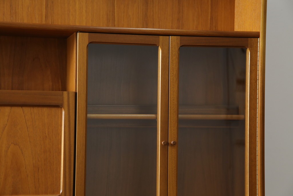 イギリスヴィンテージ　nathan(ネイサン)社　チーク材　壁面収納でお部屋スッキリ!!クラシカルな佇まいが魅力のキャビネット　(R-063828)