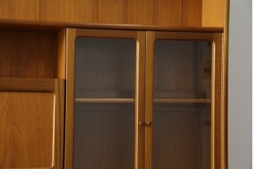 イギリスヴィンテージ　nathan(ネイサン)社　チーク材　壁面収納でお部屋スッキリ!!クラシカルな佇まいが魅力のキャビネット　(R-063828)