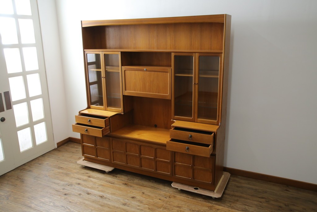 イギリスヴィンテージ　nathan(ネイサン)社　チーク材　壁面収納でお部屋スッキリ!!クラシカルな佇まいが魅力のキャビネット　(R-063828)