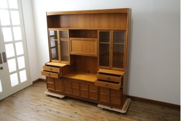 イギリスヴィンテージ　nathan(ネイサン)社　チーク材　壁面収納でお部屋スッキリ!!クラシカルな佇まいが魅力のキャビネット　(R-063828)