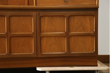 イギリスヴィンテージ　nathan(ネイサン)社　チーク材　壁面収納でお部屋スッキリ!!クラシカルな佇まいが魅力のキャビネット　(R-063828)