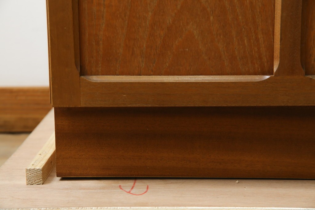 イギリスヴィンテージ　nathan(ネイサン)社　チーク材　壁面収納でお部屋スッキリ!!クラシカルな佇まいが魅力のキャビネット　(R-063828)