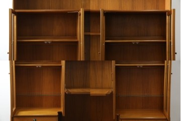 イギリスヴィンテージ　nathan(ネイサン)社　チーク材　壁面収納でお部屋スッキリ!!クラシカルな佇まいが魅力のキャビネット　(R-063828)