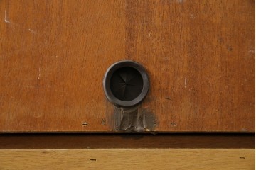 イギリスヴィンテージ　nathan(ネイサン)社　チーク材　壁面収納でお部屋スッキリ!!クラシカルな佇まいが魅力のキャビネット　(R-063828)