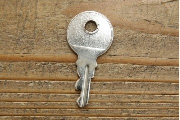 イギリスヴィンテージ　nathan(ネイサン)社　チーク材　壁面収納でお部屋スッキリ!!クラシカルな佇まいが魅力のキャビネット　(R-063828)