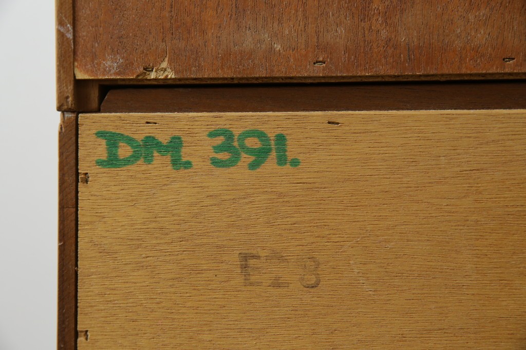 イギリスヴィンテージ　nathan(ネイサン)社　チーク材　壁面収納でお部屋スッキリ!!クラシカルな佇まいが魅力のキャビネット　(R-063828)