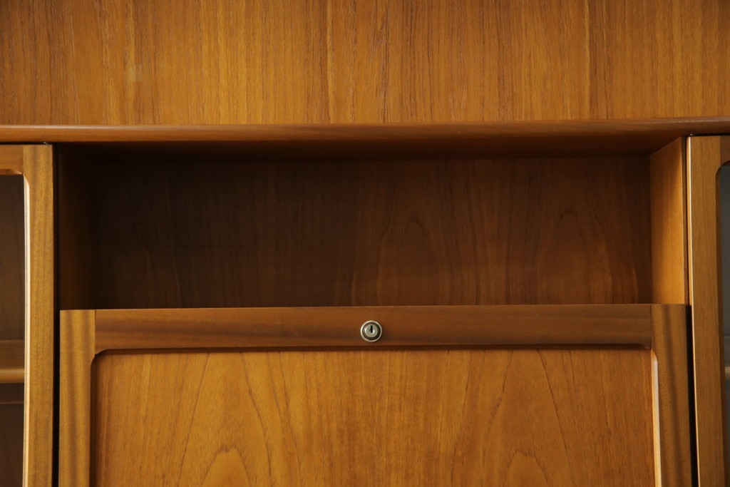 イギリスヴィンテージ　nathan(ネイサン)社　チーク材　壁面収納でお部屋スッキリ!!クラシカルな佇まいが魅力のキャビネット　(R-063828)