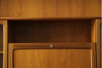 イギリスヴィンテージ　nathan(ネイサン)社　チーク材　壁面収納でお部屋スッキリ!!クラシカルな佇まいが魅力のキャビネット　(R-063828)