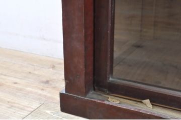 和製アンティーク　漆塗り　使い込まれた風合いが味のあるガラス戸棚サイドボード(収納棚、水屋箪笥、食器棚、サイドキャビネット)(R-063834)