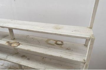 和製アンティーク　ペイント仕上げ限定　お花や小物を飾るのにおすすめの台形飾り棚(ラック、オープンラック、シェルフ、陳列棚、花台、飾り台、店舗什器)(R-063835)