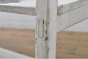 和製アンティーク　ペイント仕上げ限定　お花や小物を飾るのにおすすめの台形飾り棚(ラック、オープンラック、シェルフ、陳列棚、花台、飾り台、店舗什器)(R-063835)