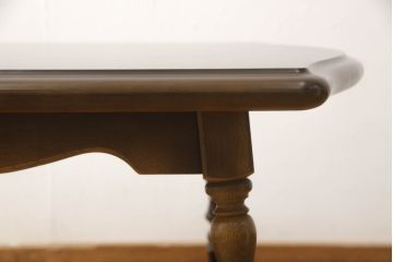 中古　飛騨産業　穂高シリーズ　キツツキマーク　ホワイトオーク　気品あるクラシカルなデザインが魅力的なセンターテーブル(ローテーブル、リビングテーブル、サイドテーブル、コーヒーテーブル)(R-063847)
