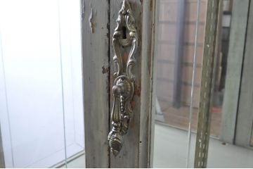フランスアンティーク　ペイント仕上げ限定　彫刻が素晴らしいペイントフレンチキャビネット(ガラスケース、ショーケース、食器棚、カップボード、飾り棚、収納棚、戸棚)(R-063849)