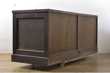 和製ビンテージ　ブランド家具　高級品!!　重厚な佇まいが魅力!!　欅(ケヤキ)材のカウンターサイドボード(カウンターテーブル、サイドキャビネット、収納棚、戸棚、引き出し、ヴィンテージ)(R-063857)