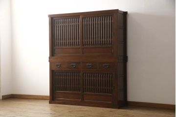 中古　美品　ニレ材　和の空間に取り入れたいシックな二段重ね水屋箪笥(キャビネット、食器棚、戸棚、収納棚、重ね戸棚)(R-063867)