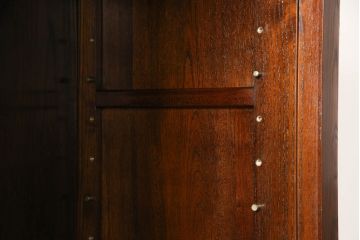 中古　美品　ニレ材　和の空間に取り入れたいシックな二段重ね水屋箪笥(キャビネット、食器棚、戸棚、収納棚、重ね戸棚)(R-063867)