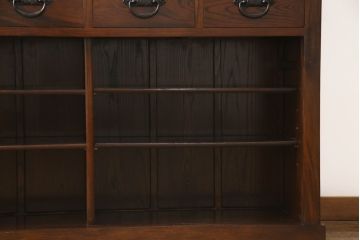 中古　美品　ニレ材　和の空間に取り入れたいシックな二段重ね水屋箪笥(キャビネット、食器棚、戸棚、収納棚、重ね戸棚)(R-063867)