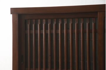中古　美品　ニレ材　和の空間に取り入れたいシックな二段重ね水屋箪笥(キャビネット、食器棚、戸棚、収納棚、重ね戸棚)(R-063867)
