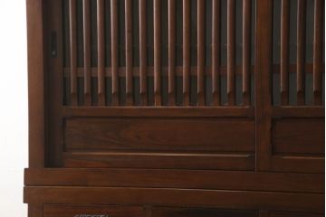 中古　美品　ニレ材　和の空間に取り入れたいシックな二段重ね水屋箪笥(キャビネット、食器棚、戸棚、収納棚、重ね戸棚)(R-063867)