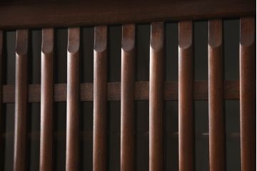 中古　美品　ニレ材　和の空間に取り入れたいシックな二段重ね水屋箪笥(キャビネット、食器棚、戸棚、収納棚、重ね戸棚)(R-063867)