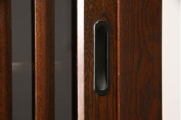 中古　美品　ニレ材　和の空間に取り入れたいシックな二段重ね水屋箪笥(キャビネット、食器棚、戸棚、収納棚、重ね戸棚)(R-063867)