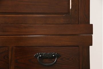 中古　美品　ニレ材　和の空間に取り入れたいシックな二段重ね水屋箪笥(キャビネット、食器棚、戸棚、収納棚、重ね戸棚)(R-063867)