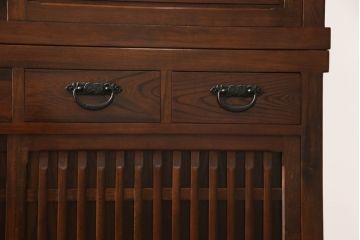 中古　美品　ニレ材　和の空間に取り入れたいシックな二段重ね水屋箪笥(キャビネット、食器棚、戸棚、収納棚、重ね戸棚)(R-063867)