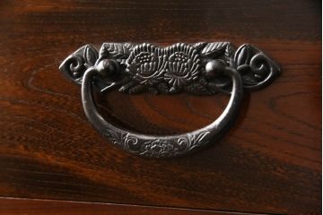 中古　美品　ニレ材　和の空間に取り入れたいシックな二段重ね水屋箪笥(キャビネット、食器棚、戸棚、収納棚、重ね戸棚)(R-063867)